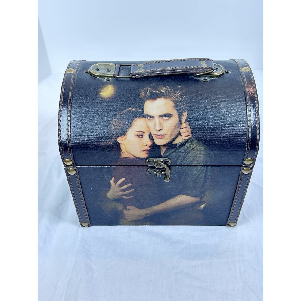 Vintage Twilight: New Moon Carrying Case by NECA